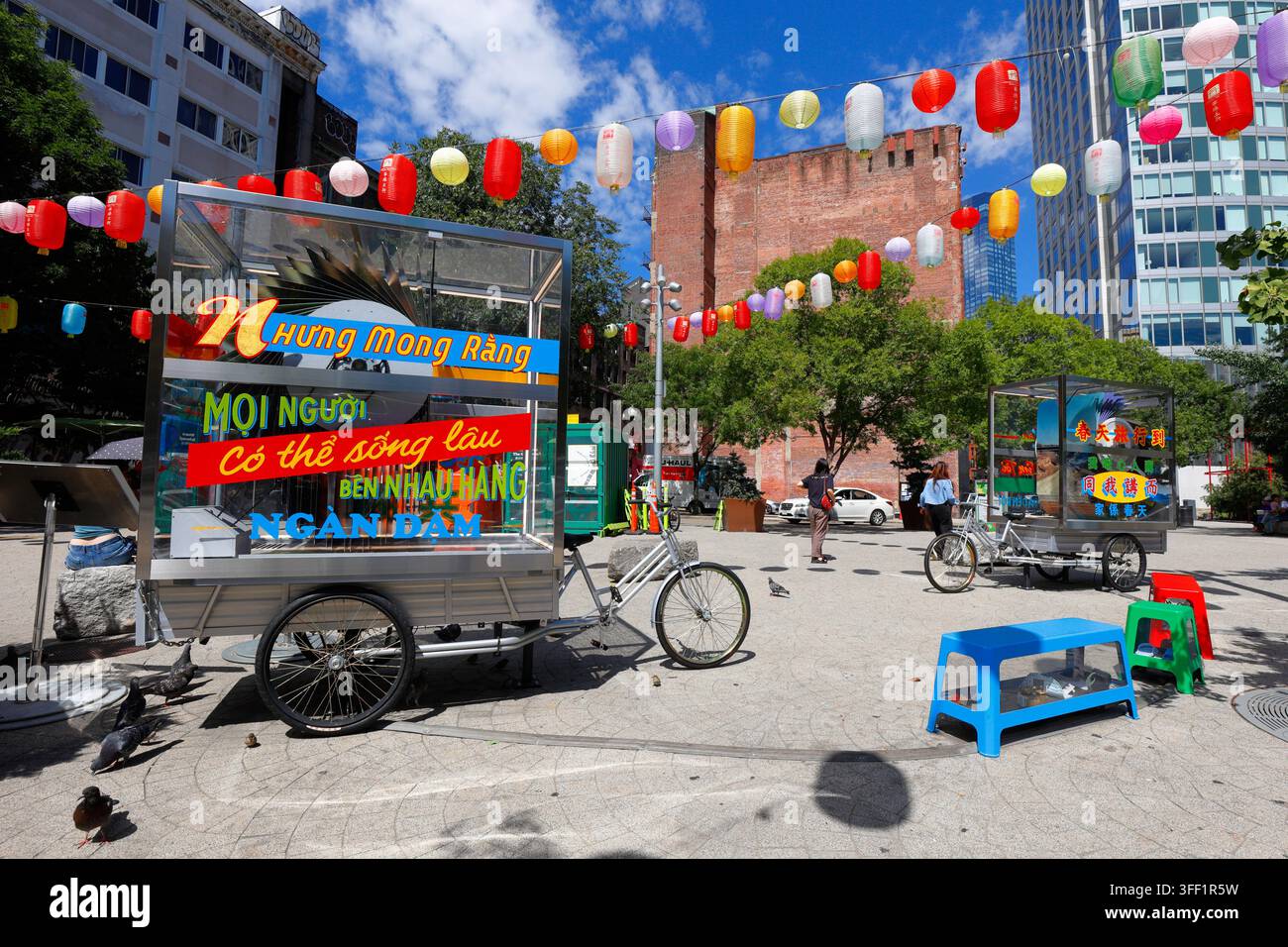 L'installation artistique "parce que tu es le soleil ; parce que tu es le fil" de Vivian Tran sur la Rose Kennedy Greenway dans le quartier Chinatown de Boston. Banque D'Images