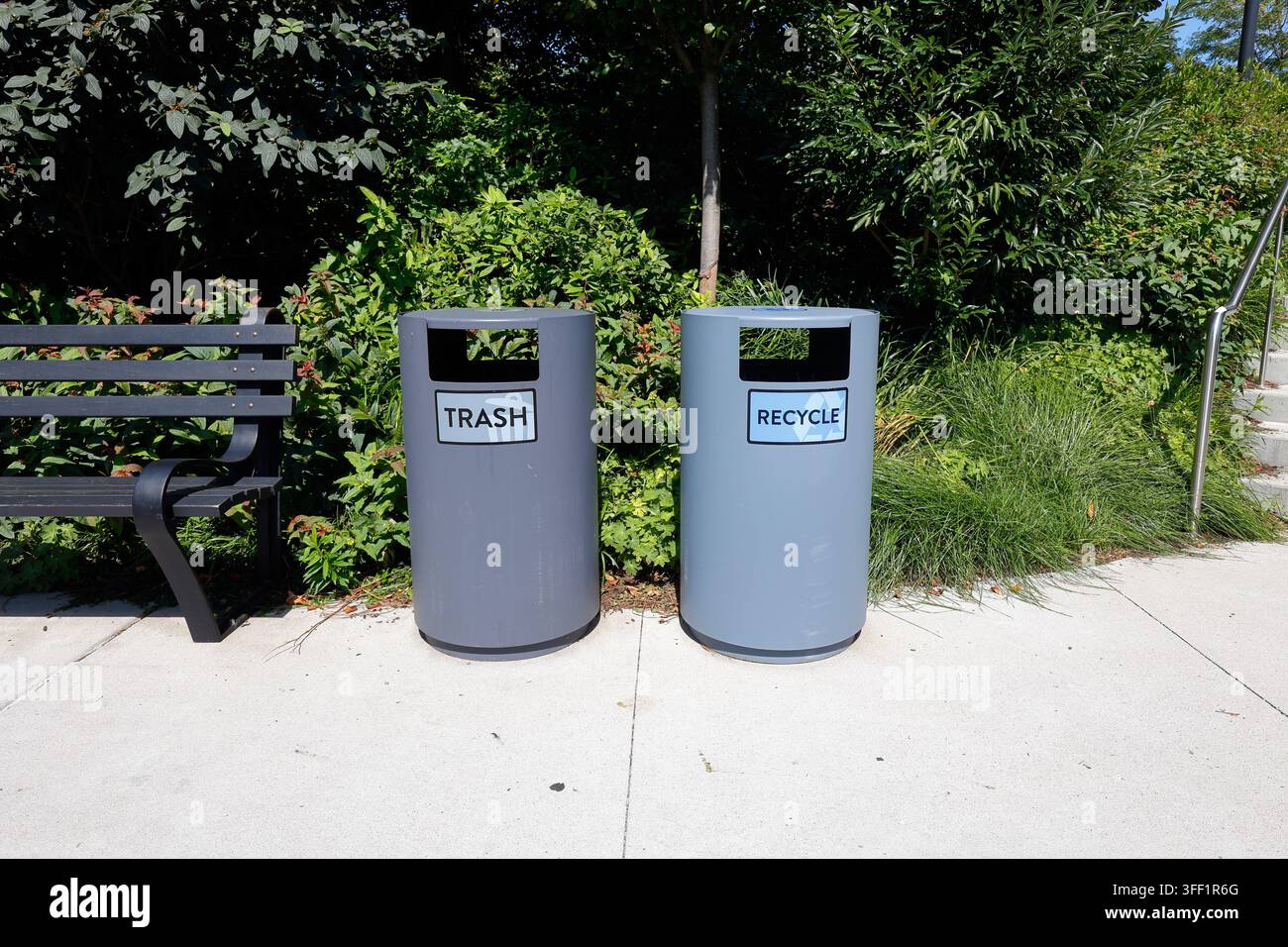 Une paire de poubelles, l'une étiquetée "Trash", l'autre étiquetée "Recycle". Banque D'Images
