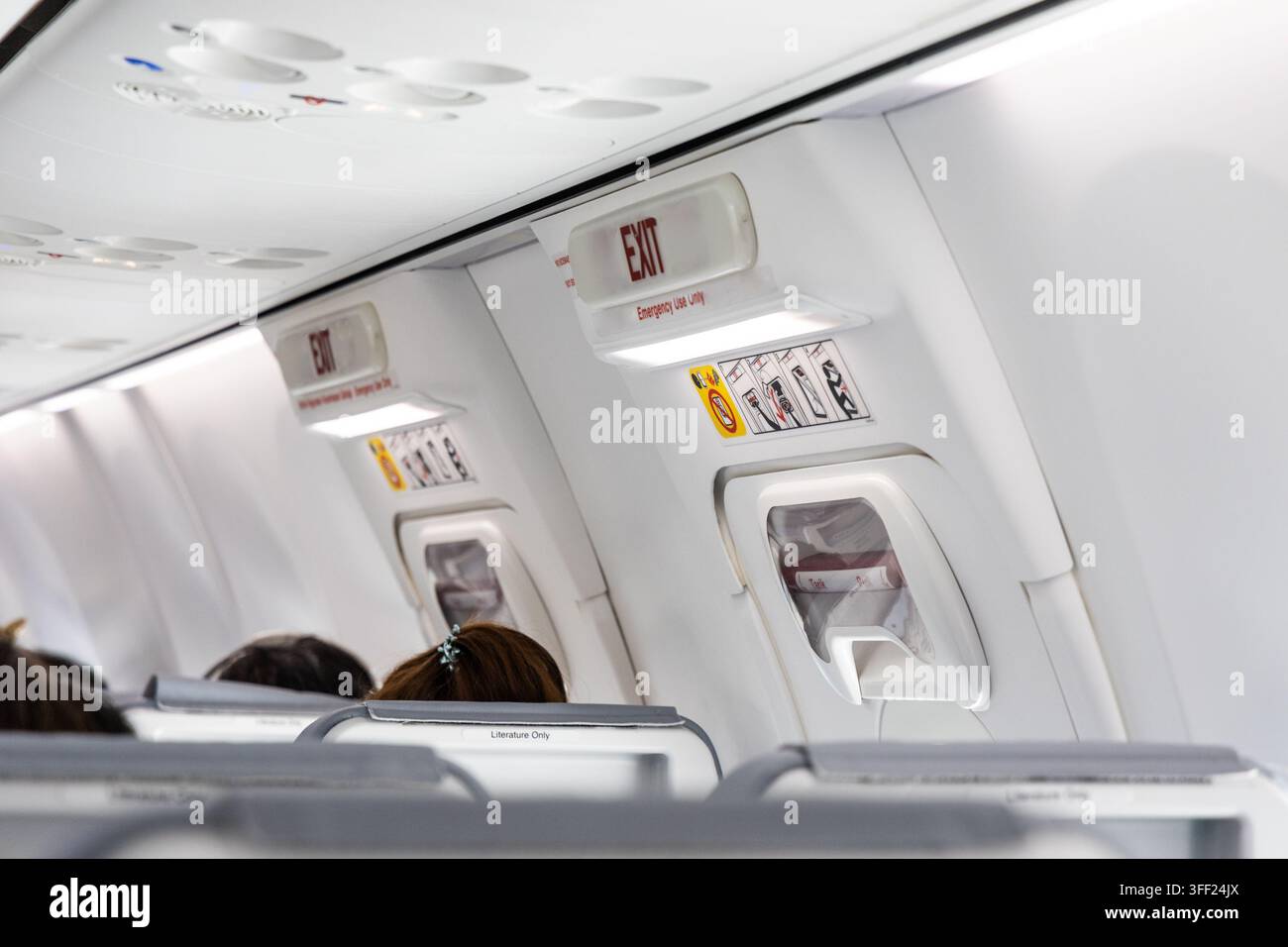 Portes de secours dans la cabine d'avion avec signalisations, pour l'évacuation en cas d'urgence Banque D'Images
