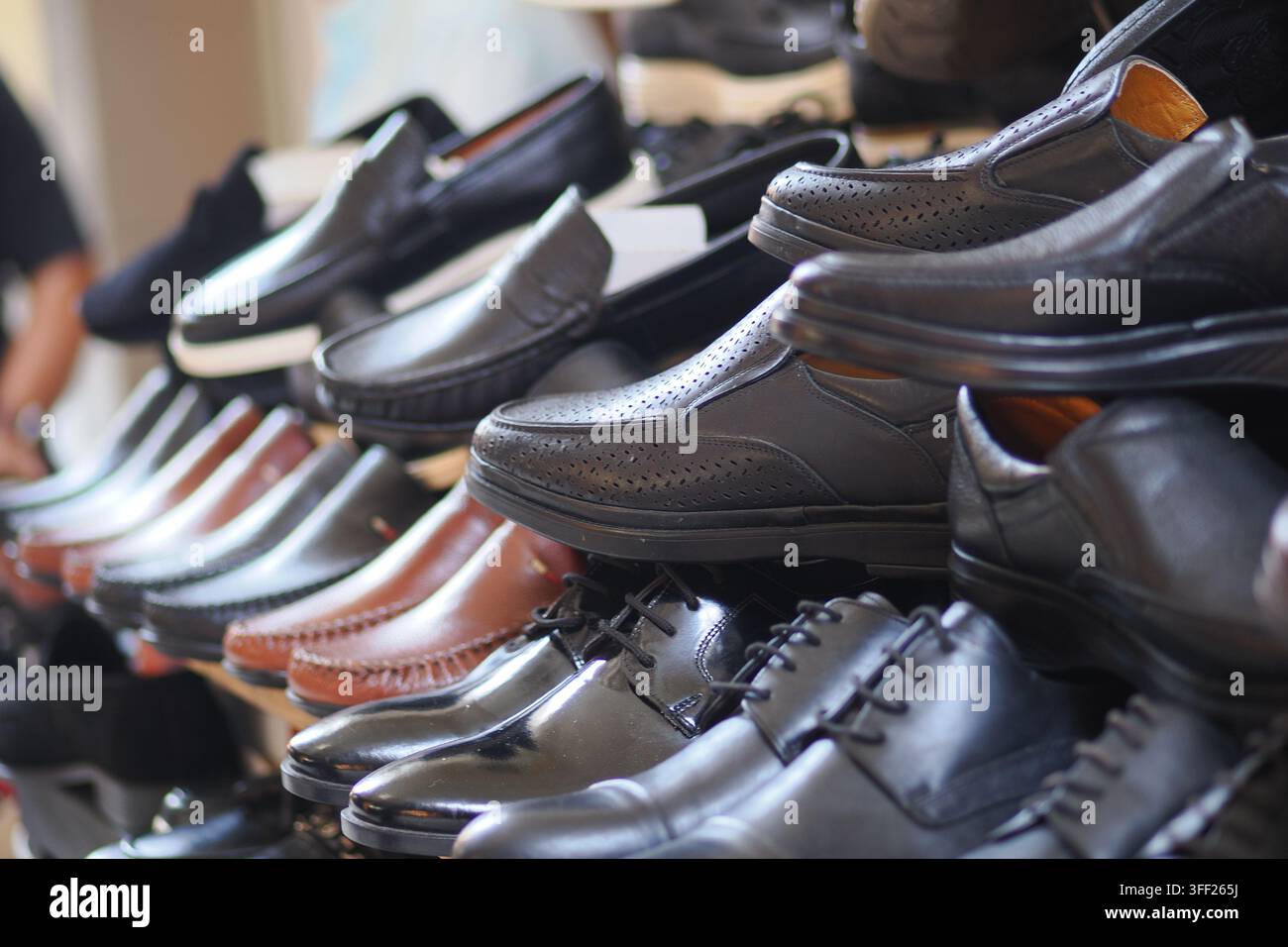 Différents types de chaussures sur un étal d'un marché Banque D'Images