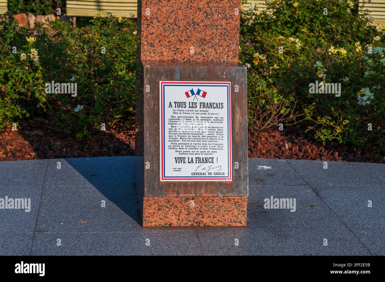Cannes, France - 03 août 2026 : Monument commémoratif en granit affichant l'appel historique du général Charles de Gaulle aux Français en juin 1940 Banque D'Images