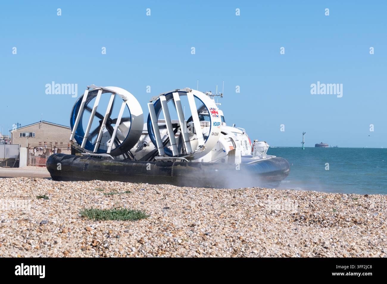 Asules d'hélicoptère de passagers alors qu'il quitte la plage de galets de Southsea, Portsmouth, avec le Solent en arrière-plan, Angleterre, Royaume-Uni Banque D'Images