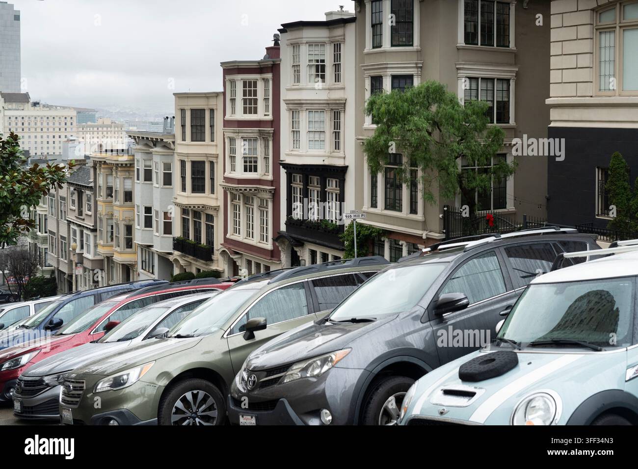 Voitures garées sur Nob Hill Pl dans le quartier de Nob Hill à San Francisco par une journée de pluie, endurant le temps humide. Banque D'Images