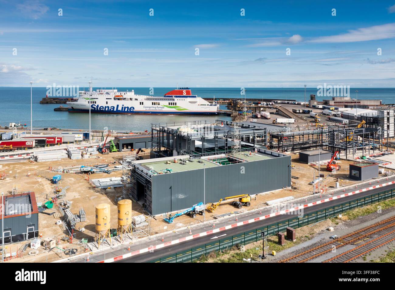 Travaux de construction et de développement au Rosslare Europort, comté de Wexford, Irlande, avec un ferry Stena Line amarré au port. Banque D'Images
