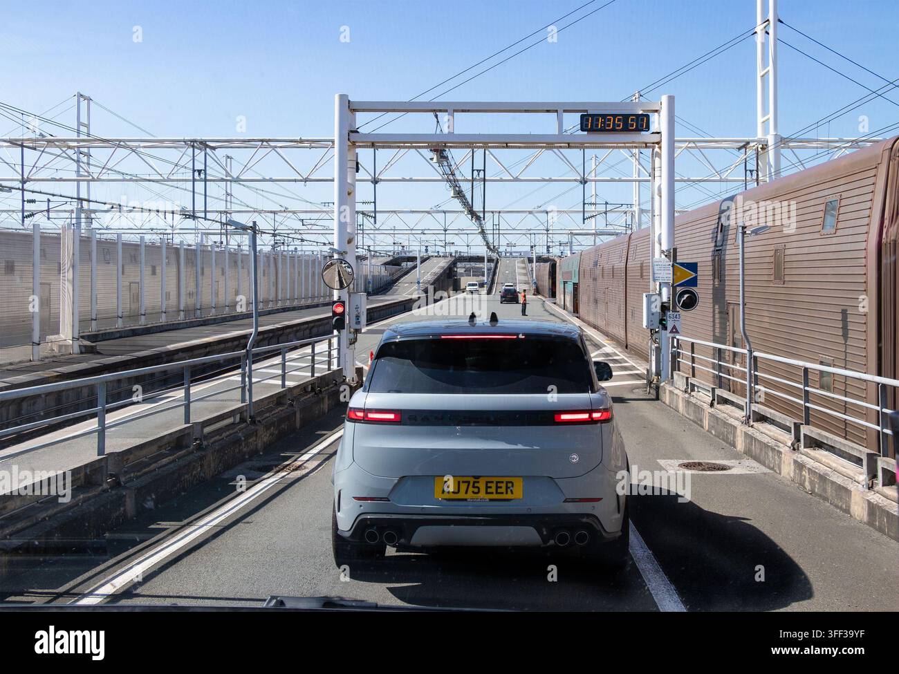 Véhicule Range Rover en attente pour l'embarquement du Eurotunnel Le Shuttle au terminal français de Calais, retards Banque D'Images