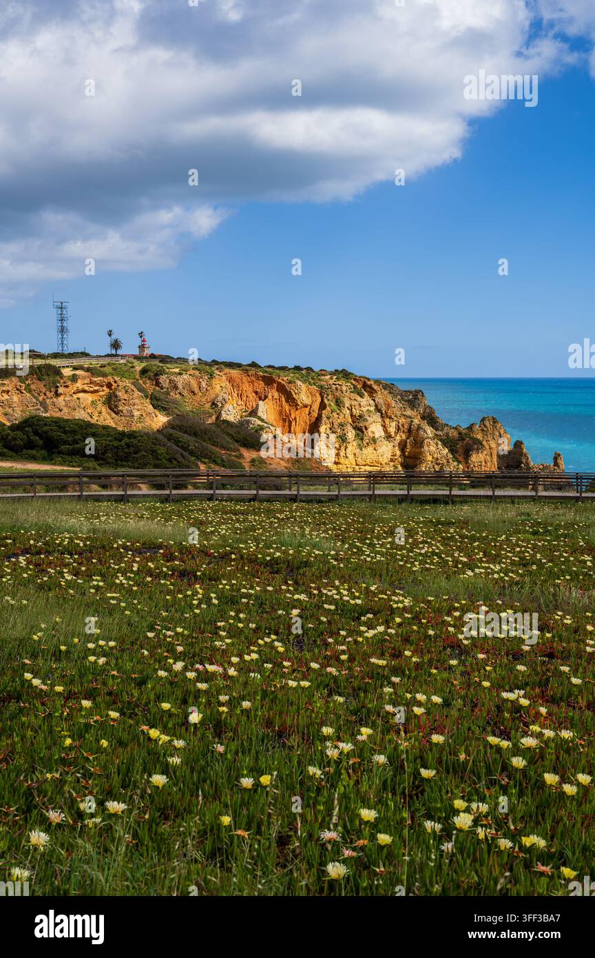 Phare frappant de Ponta da Piedade (Farol da Ponta da Piedade), situé à Ponta da Piedade à Lagos, dans la région de l'Algarve au Portugal Banque D'Images