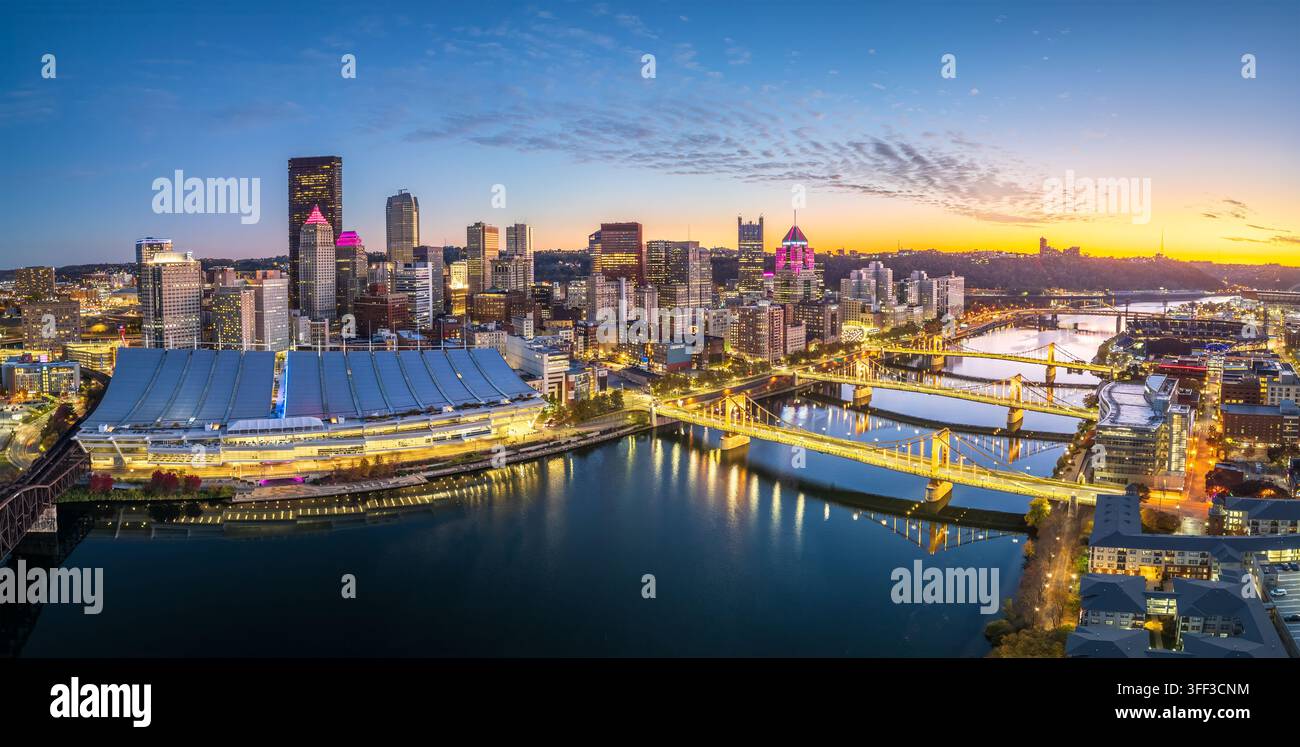 Paysage urbain du centre-ville de Pittsburgh, Pennsylvanie, États-Unis sur la rivière Monongahela au crépuscule vu du dessus. Banque D'Images