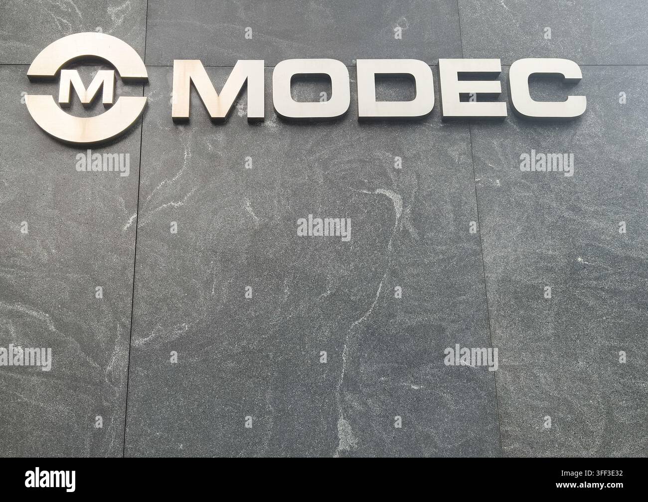 Logo d'entreprise pour MODEC, entrepreneur général et opérateur japonais spécialisé dans les systèmes de production flottants pour l'industrie offshore du pétrole et du gaz Banque D'Images