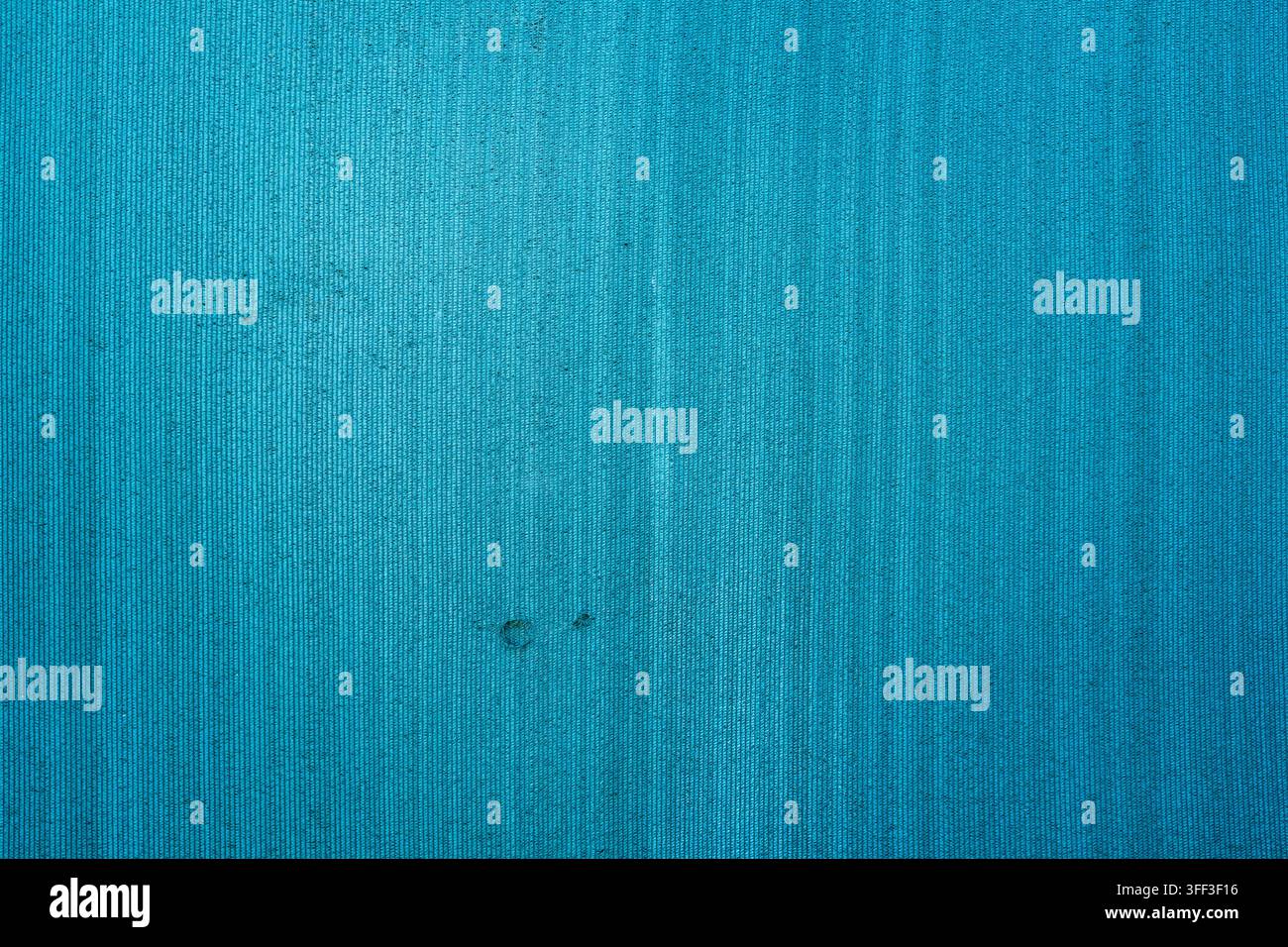 Prise de vue en gros plan en cadre complet d'une texture de tissu tissé bleu vif avec de fins détails de fils verticaux. Image horizontale. Banque D'Images