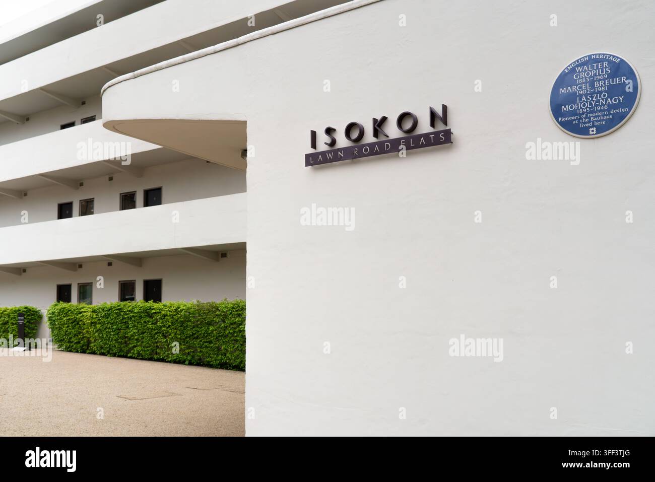 Une plaque bleue aux Isokon Lawn Road Flats à Londres rend hommage aux pionniers du Bauhaus Walter Gropius, Marcel Breuer et László Moholy-Nagy. Banque D'Images