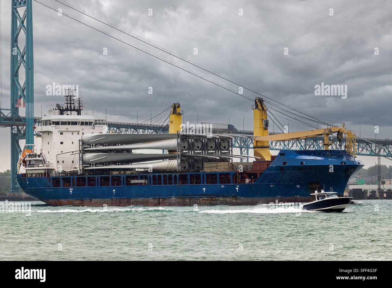 Bateau transportant des pales de générateur éolien sur la rivière Détroit devant le pont Ambassador Banque D'Images