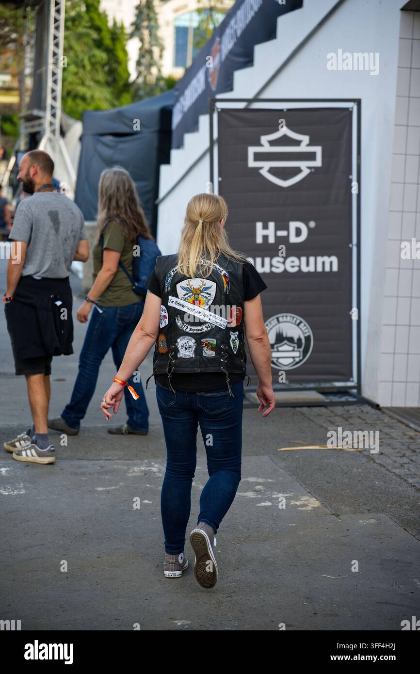 Une motarde passe près de la zone du musée H-D pendant les Prague Harley Days 2026. Banque D'Images