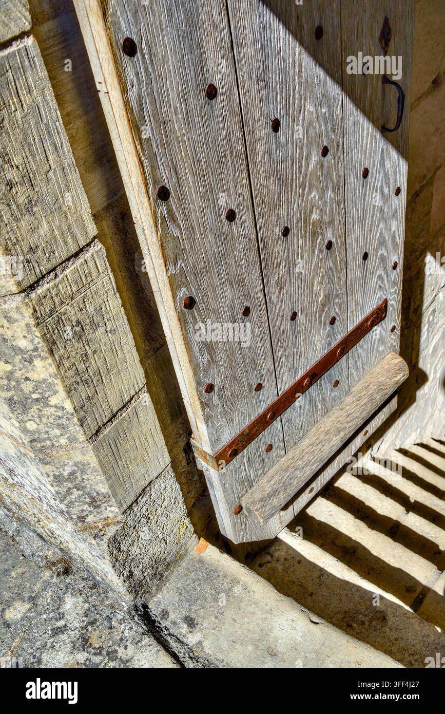 Porte en chêne cloutée ouverte menant à un escalier abrupt, Château de Loches - Loches, Indre-et-Loire (37), France. Banque D'Images