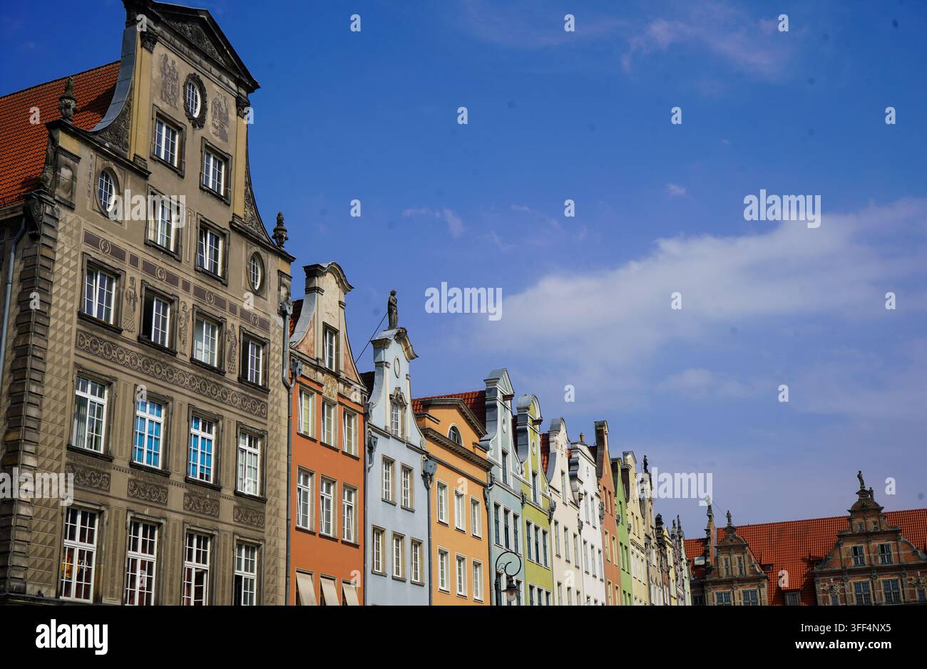 Vue en contre-plongé des façades de bâtiments historiques à pignons colorés le long de la place Long Market sous un ciel bleu. Banque D'Images