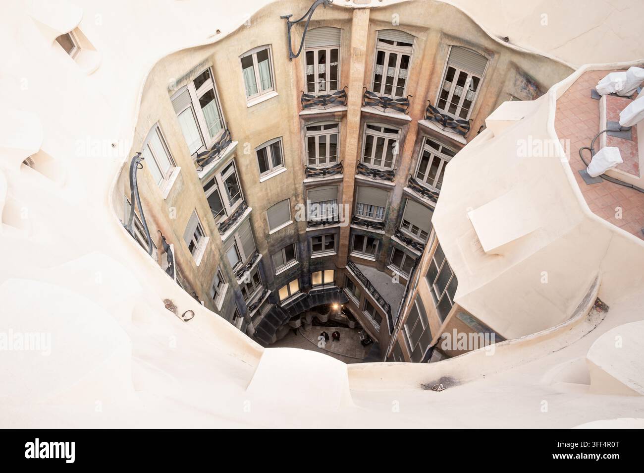 Vue aérienne de la cour intérieure de la Casa Milà / La Pedrera à Barcelone Banque D'Images