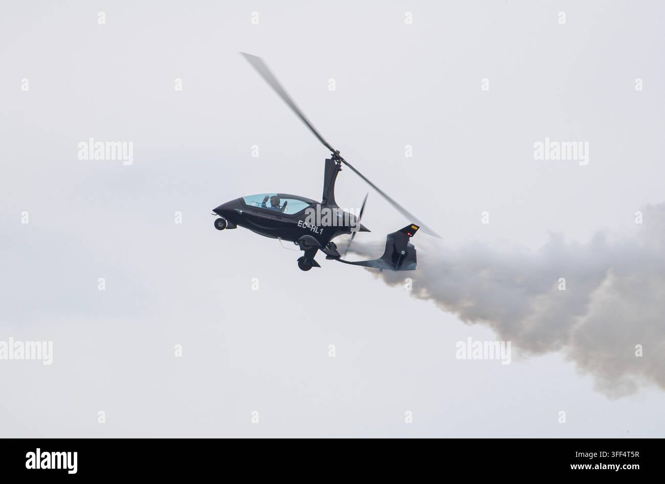 L'autogyre EC-HL1 effectue un vol avec une traînée de fumée lors du Salon International de l'Air de Torre del Mar, Málaga, Espagne, septembre 2026. Banque D'Images