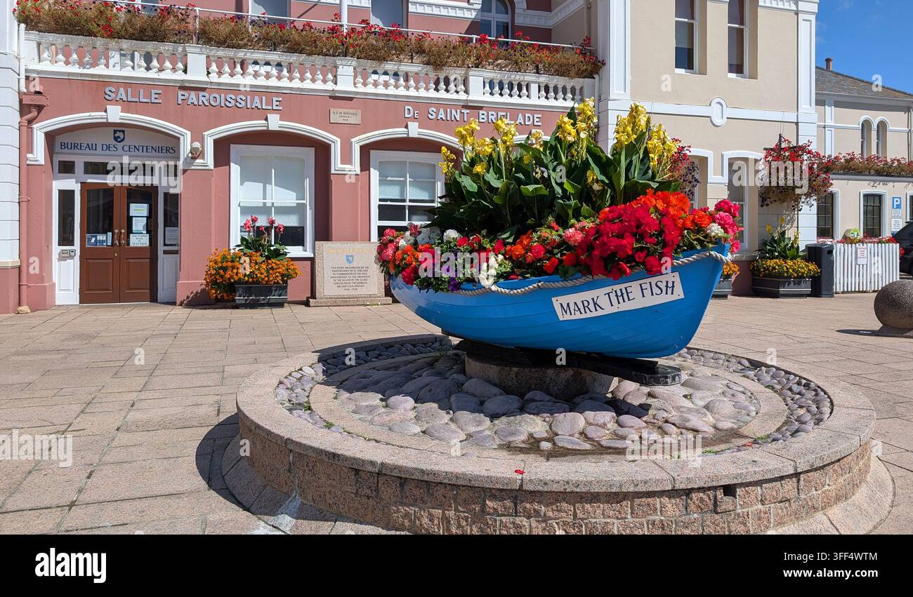 St Aubin, Jersey, Îles anglo-normandes – 31 août 2026 : Le bateau de fleurs « Mark the Fish » devant la salle paroissiale de St Brelade. Banque D'Images