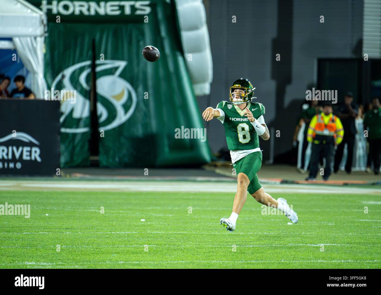 Le quarterback de Sacramento State Jackson Sharman (8) lance une passe en profondeur pendant la 2e mi-temps de l'ouverture à domicile des Hornets dans leur nouvelle ligue. Banque D'Images