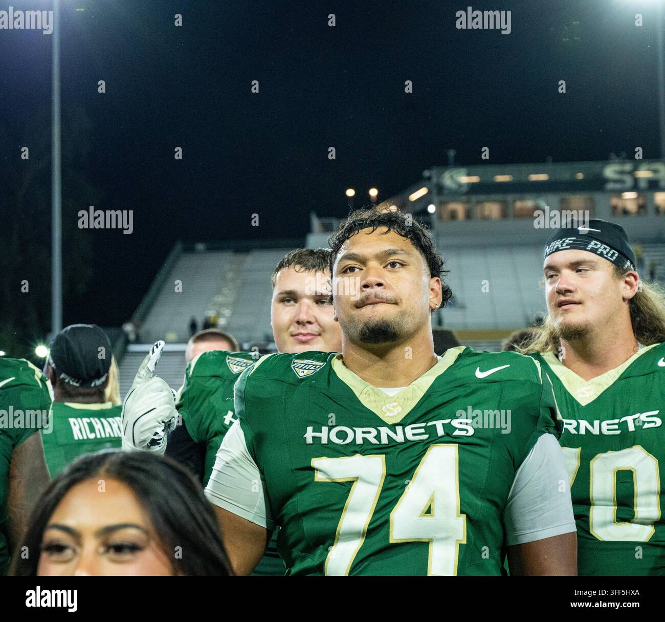 Le lineman offensif de Sacramento State, Vae Soifua (74), célèbre sur le terrain avec ses coéquipiers après leur premier match à domicile dans la nouvelle Mid-American Conference. Banque D'Images