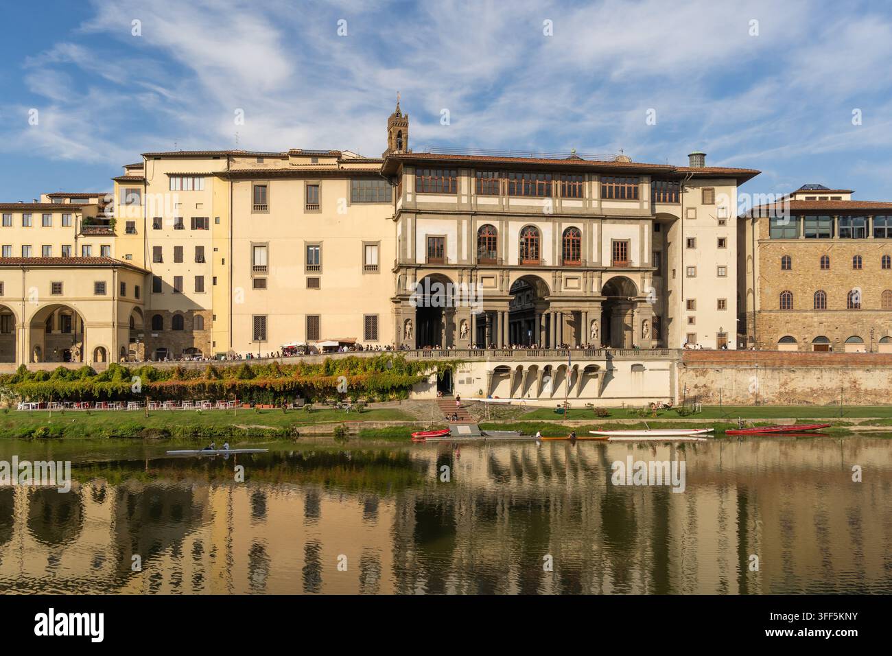 bâtiments historiques de la zone des Uffizis le long de l’Arno à Florence, en Toscane, en Italie, reflétés dans la rivière. Banque D'Images
