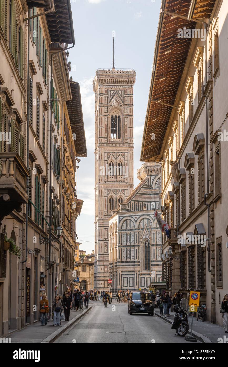 Vue du Campanile de Giotto, le clocher historique de la cathédrale de Florence, se dressant au centre de l'arrière-plan de la Via dell'Oriuolo dans le centre historique Banque D'Images
