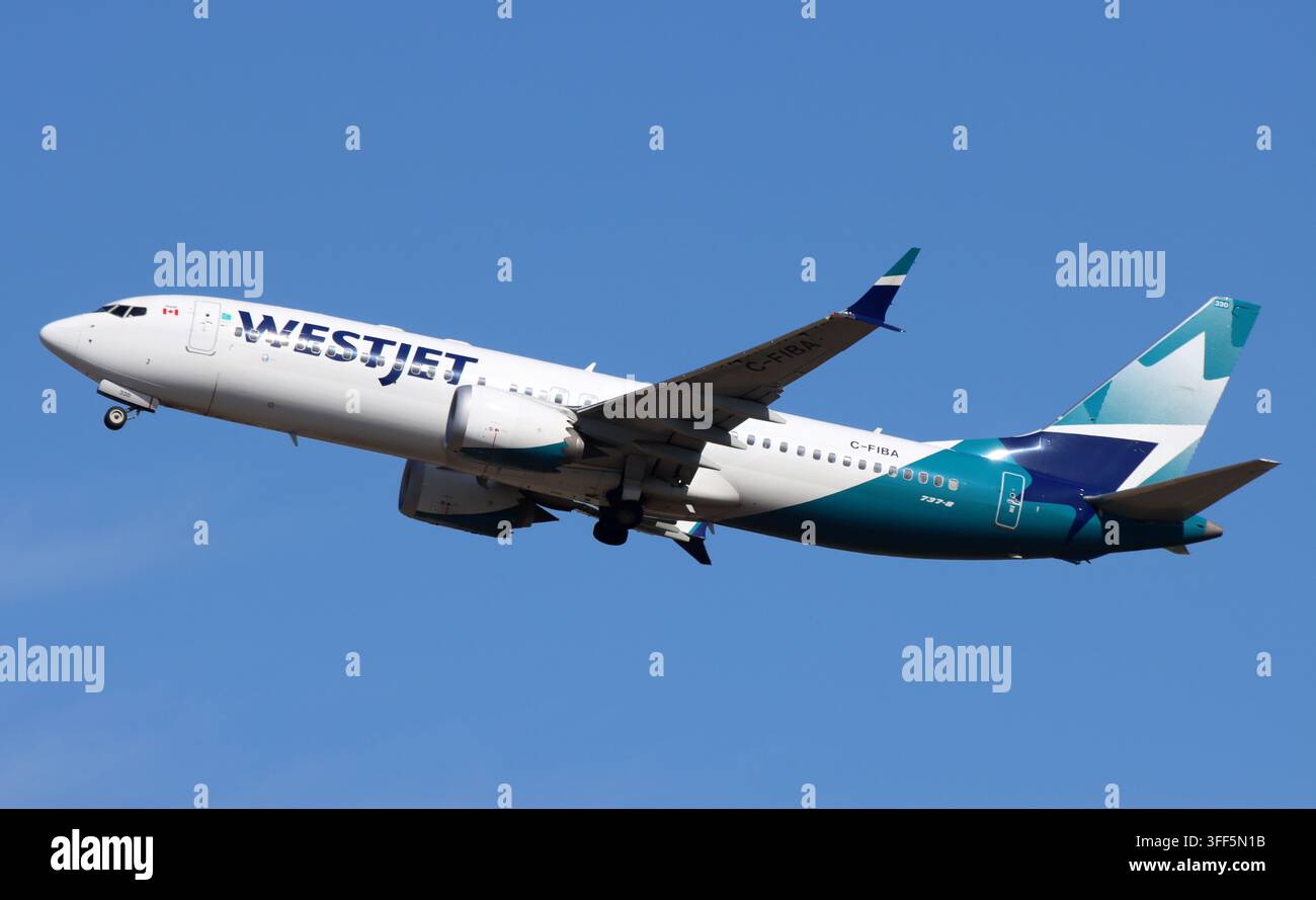 Un Boeing 737-8 MAX de Westjet décollant de Londres Gatwick Banque D'Images