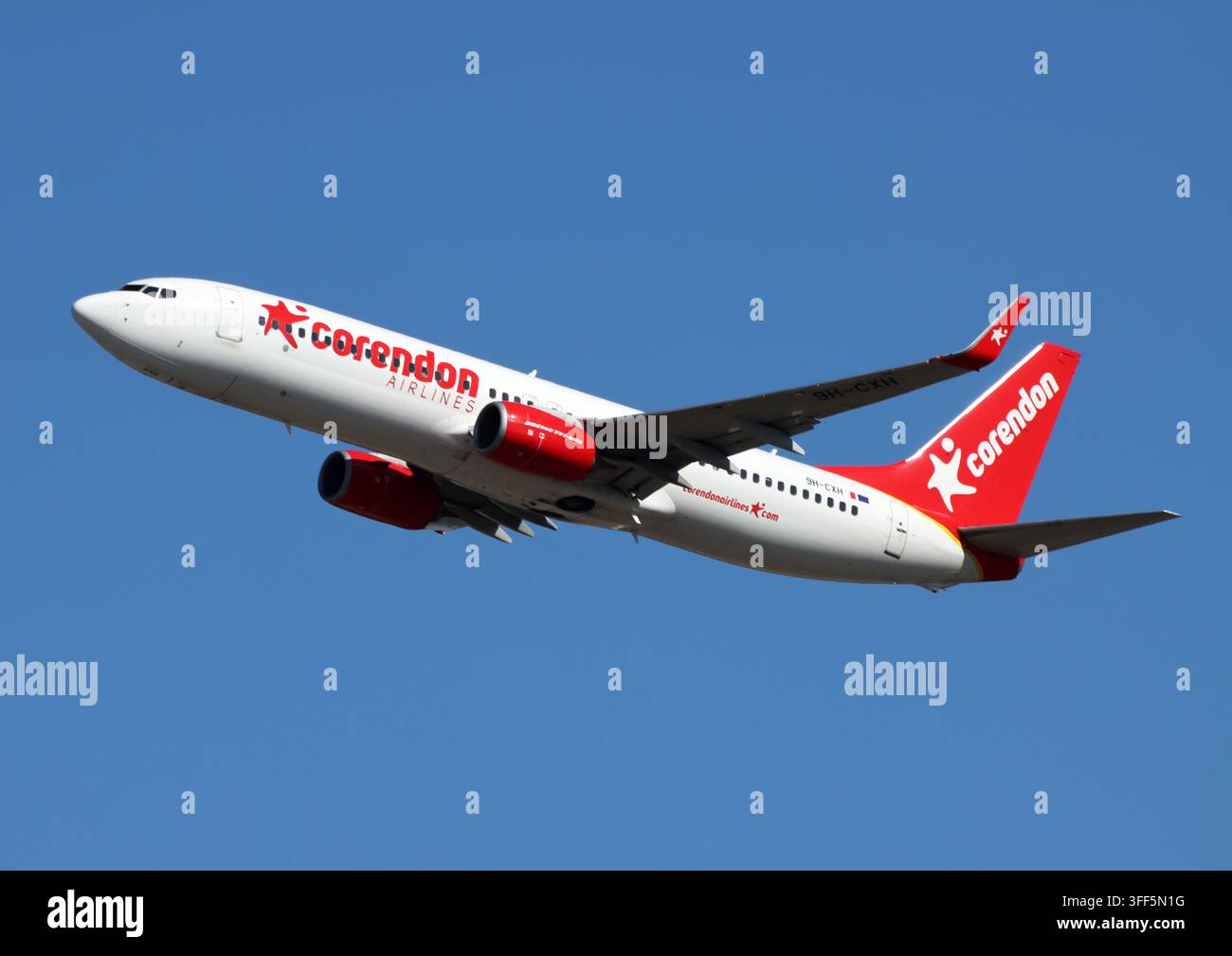 Un Boeing 737-800 de Corendon décolle de Londres Gatwick Banque D'Images