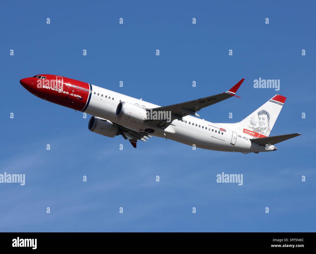 Un Boeing 737 MAX8 de Norwegian décolle de Londres Gatwick Banque D'Images