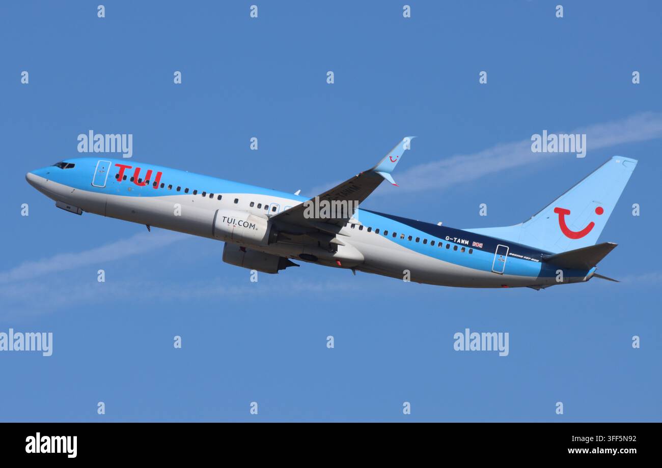 Un Boeing 737-800 de TUI décollant de Londres Gatwick Banque D'Images