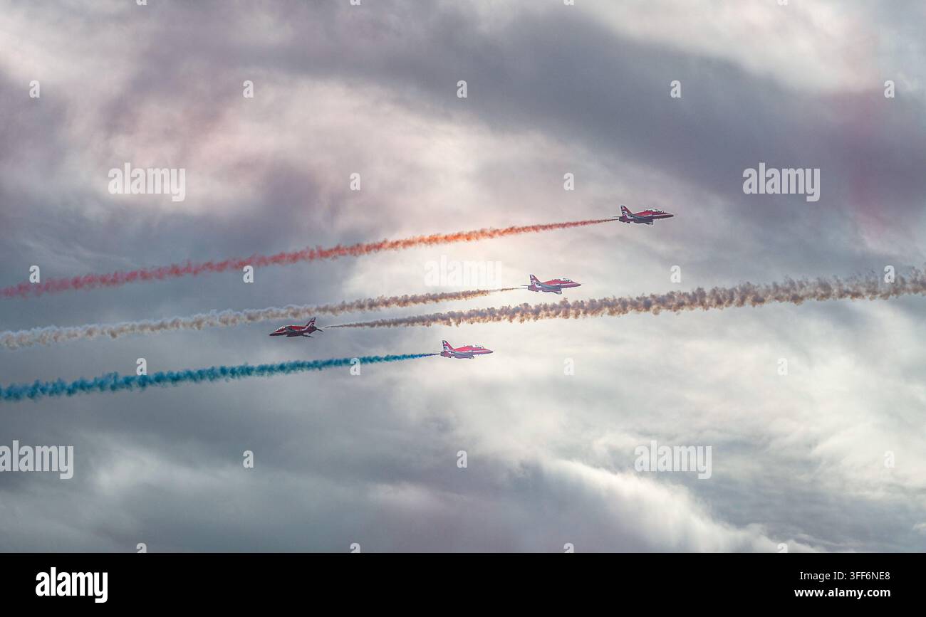 Les Red Arrows effectuent une manœuvre de croisement lors de leur spectacle à l'International Ayr Show - Festival of Flight, à Ayr, en Écosse, Royaume-Uni. Banque D'Images