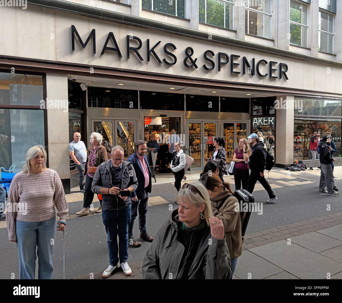 Entrée du magasin Marks & Spencer sur le trottoir du centre de York, avec des clients passant devant l'une des marques de détail les plus connues de Grande-Bretagne. Banque D'Images