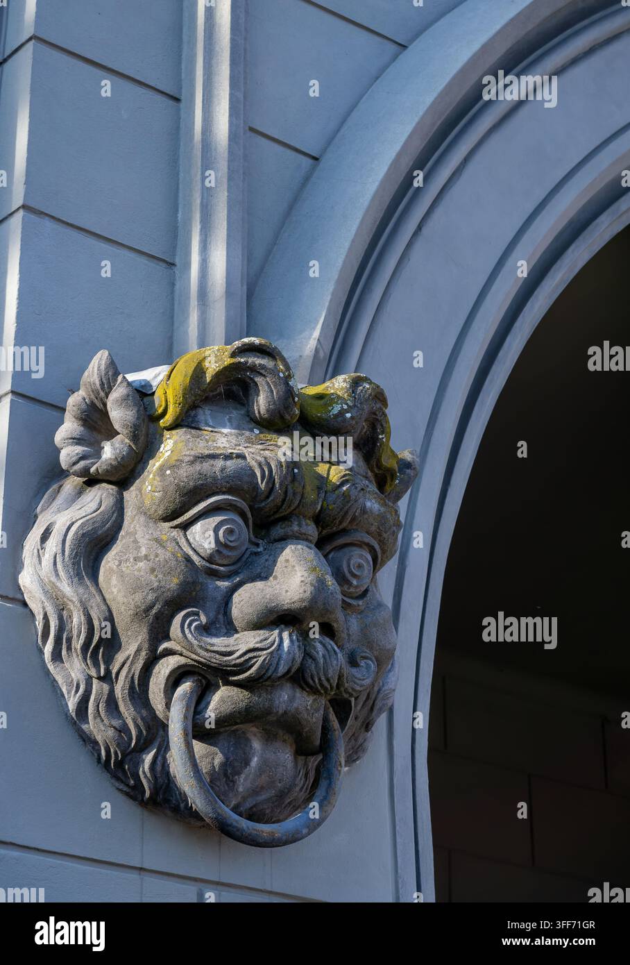 Close-up d'une tête grotesque ressemblant à un lion avec un anneau métallique dans la bouche à côté d'une arcade du Nauener Tor à Potsdam, Brandebourg, Allemagne. Banque D'Images