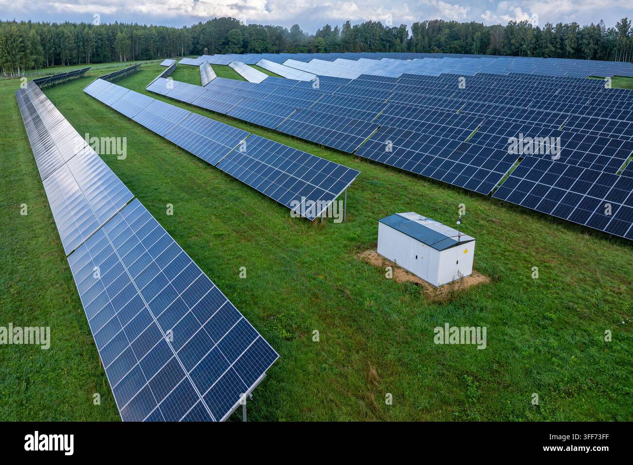 Vue aérienne par drone d'une grande ferme solaire avec panneaux photovoltaïques et infrastructure électrique Banque D'Images