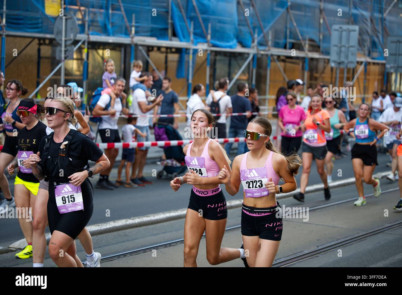 Les coureuses approchent la ligne d'arrivée pendant le 5 km de course sur route RunCzech pour femmes à travers le centre de Prague. Banque D'Images