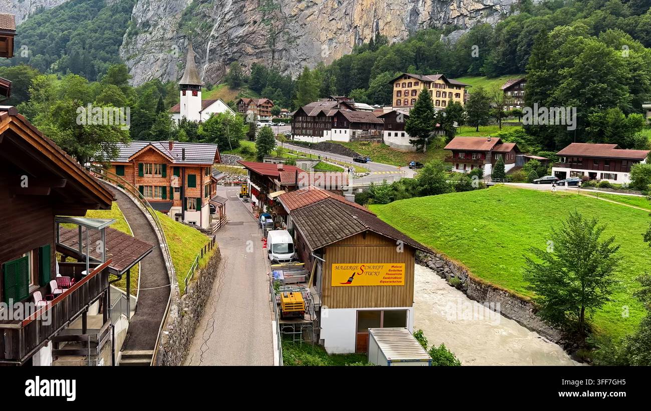 Lauterbrunnen, Suisse, 03 septembre 2026. Village de Lauterbrunnen avec église et ruisseau alpin. Banque D'Images