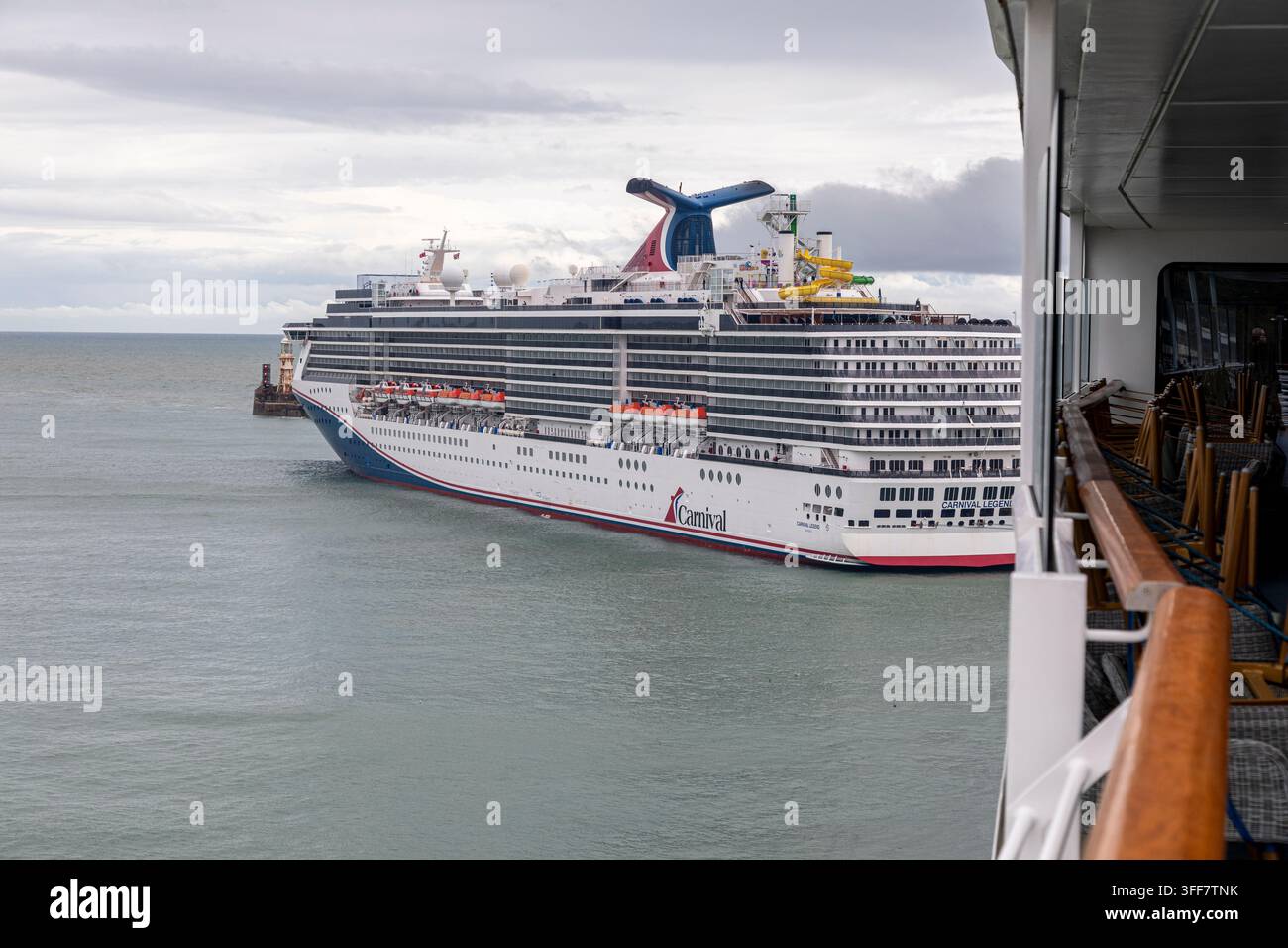 Le Carnival Legend est un navire de croisière de classe Spirit exploité par Carnival Cruise Line, photographié au terminal de croisière de Dover. Banque D'Images