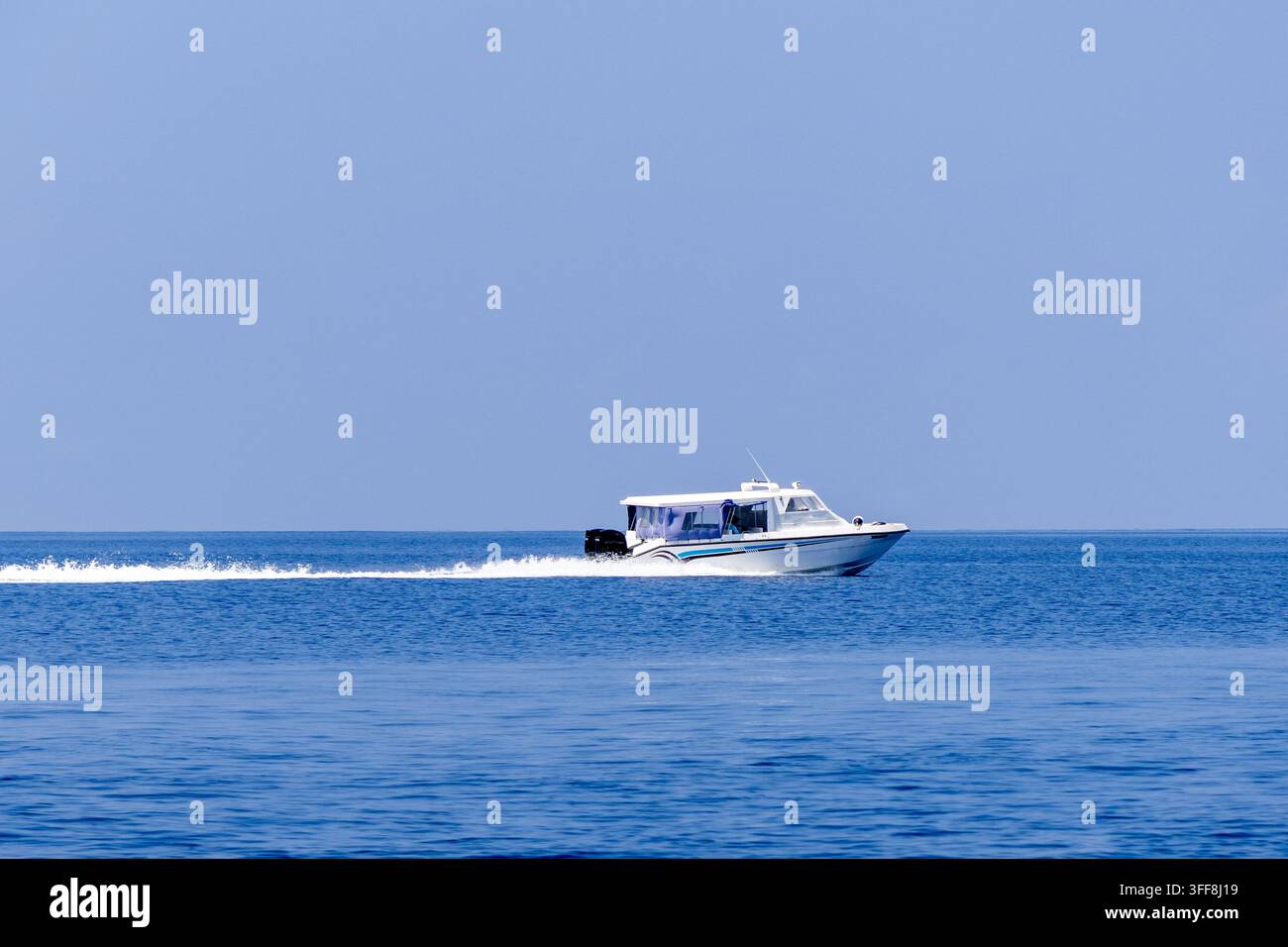 Bateau à moteur dans les eaux calmes des Maldives Banque D'Images