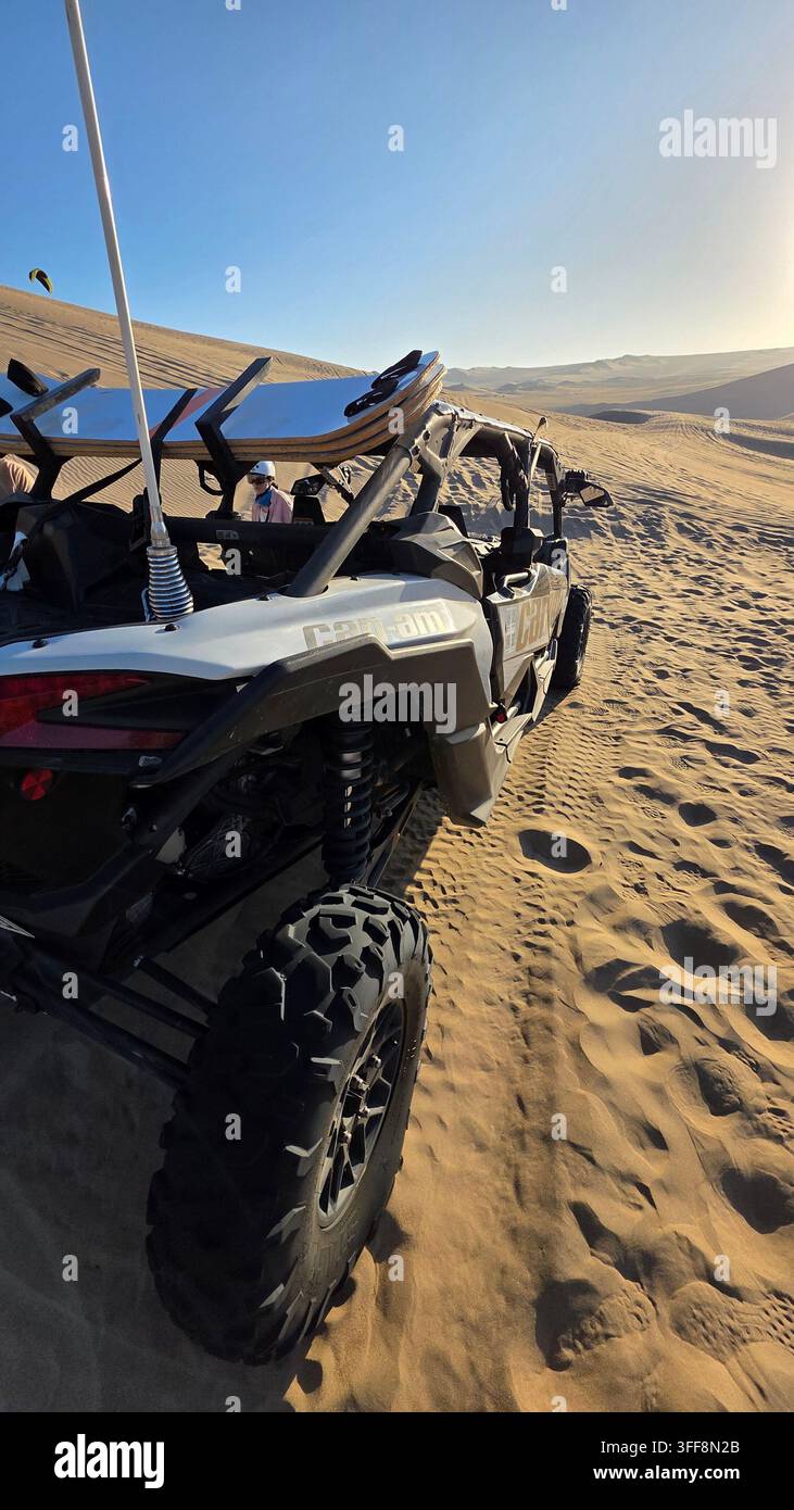 Conduire une voiture buggy dans les dunes de Huacachinas - Image de stock capturée avec un smartphone
