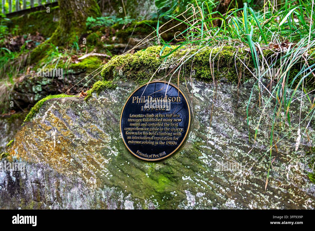 Une plaque commémorative bleue au niveau de la carrière de Pex Hill à Widnes dédiée à Phil Davidson, un grimpeur connu pour son solo extrême dans les années 1980. Banque D'Images