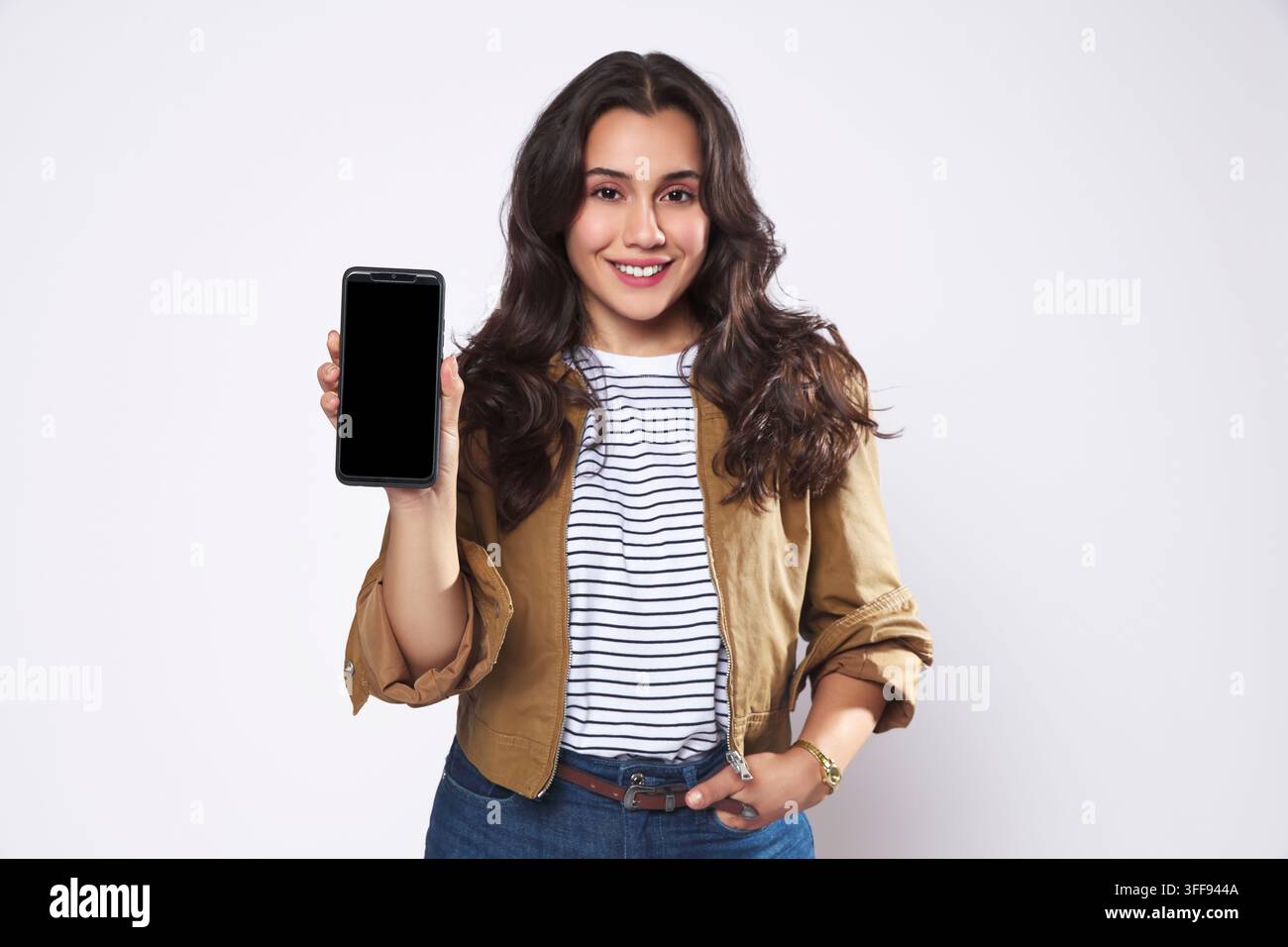 Un plan rapproché en studio avec mise au point sélective sur un smartphone affichant un écran vierge noir de maquette. Banque D'Images