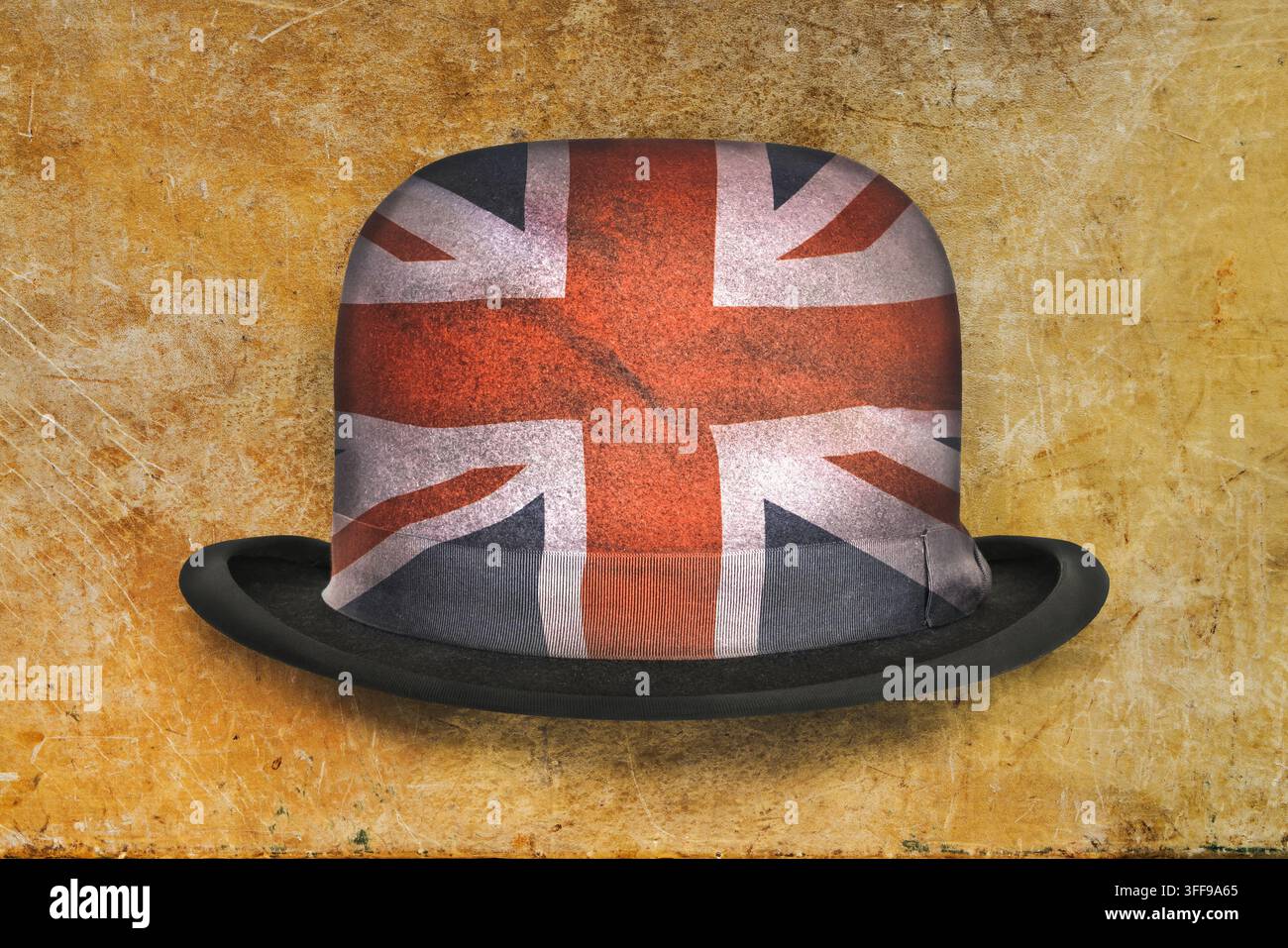 Chapeau melon noir vintage décoré du drapeau national anglais sur un fond patiné Banque D'Images