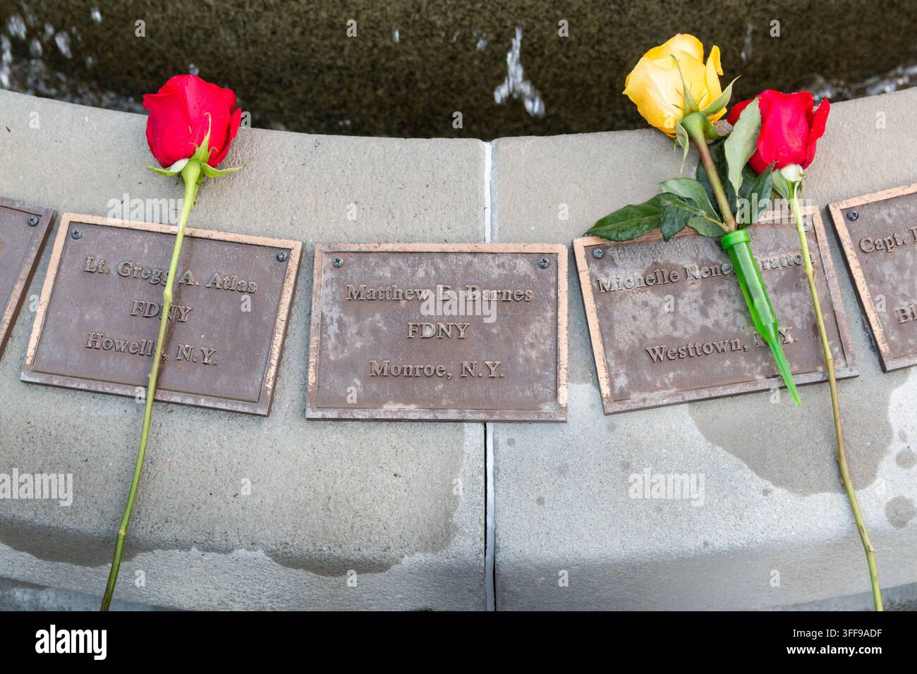 Roses placées sur un monument lors du jour du Souvenir du 11 septembre à l'Arboretum du Comté d'Orange au Thomas Bull Memorial Park à Montgomery, NY Banque D'Images