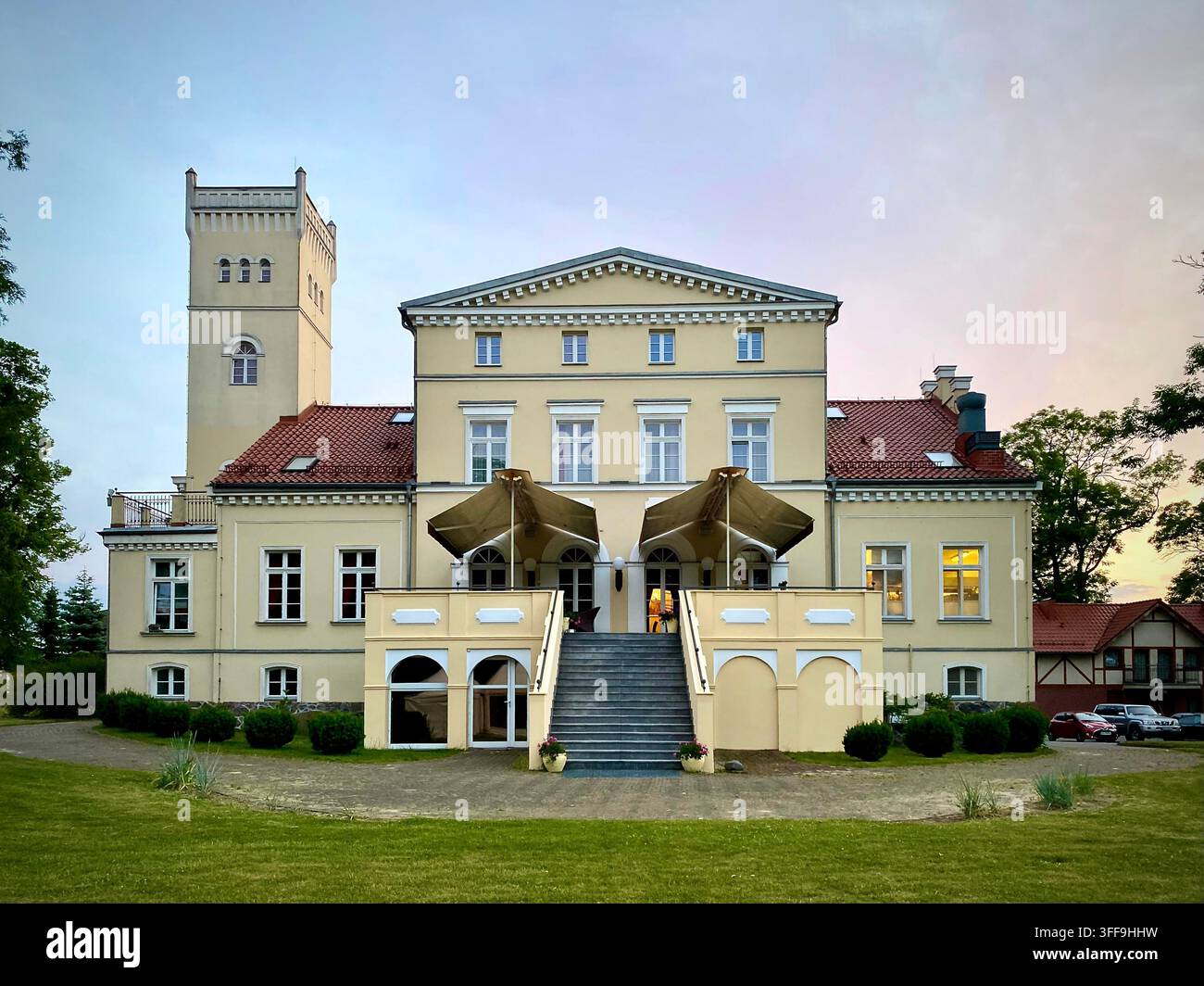 Hôtel Pałac Wieniawa à Rekowo Górne, Pologne, un hôtel de charme 4 étoiles dans un palais classique historique avec une tour néo-gothique - Image de stock capturée avec un smartphone