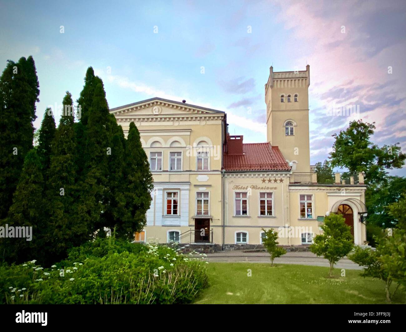 Hôtel Pałac Wieniawa à Rekowo Górne, Pologne, un hôtel de charme 4 étoiles dans un palais classique historique avec une tour néo-gothique - Image de stock capturée avec un smartphone
