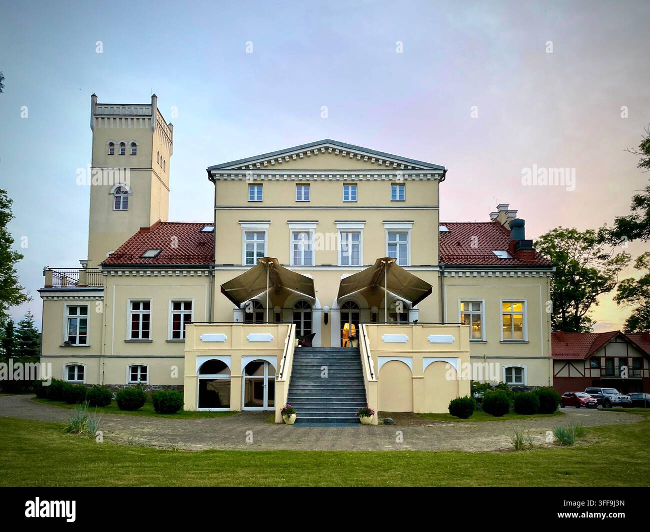 Hôtel Pałac Wieniawa à Rekowo Górne, Pologne, un hôtel de charme 4 étoiles dans un palais classique historique avec une tour néo-gothique - Image de stock capturée avec un smartphone