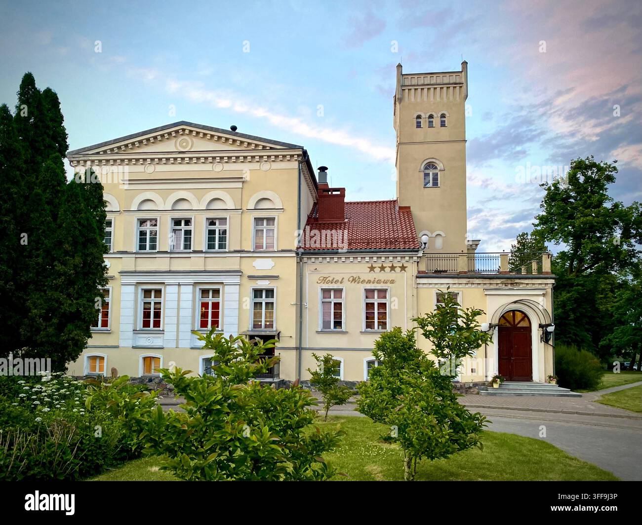 Hôtel Pałac Wieniawa à Rekowo Górne, Pologne, un hôtel de charme 4 étoiles dans un palais classique historique avec une tour néo-gothique - Image de stock capturée avec un smartphone