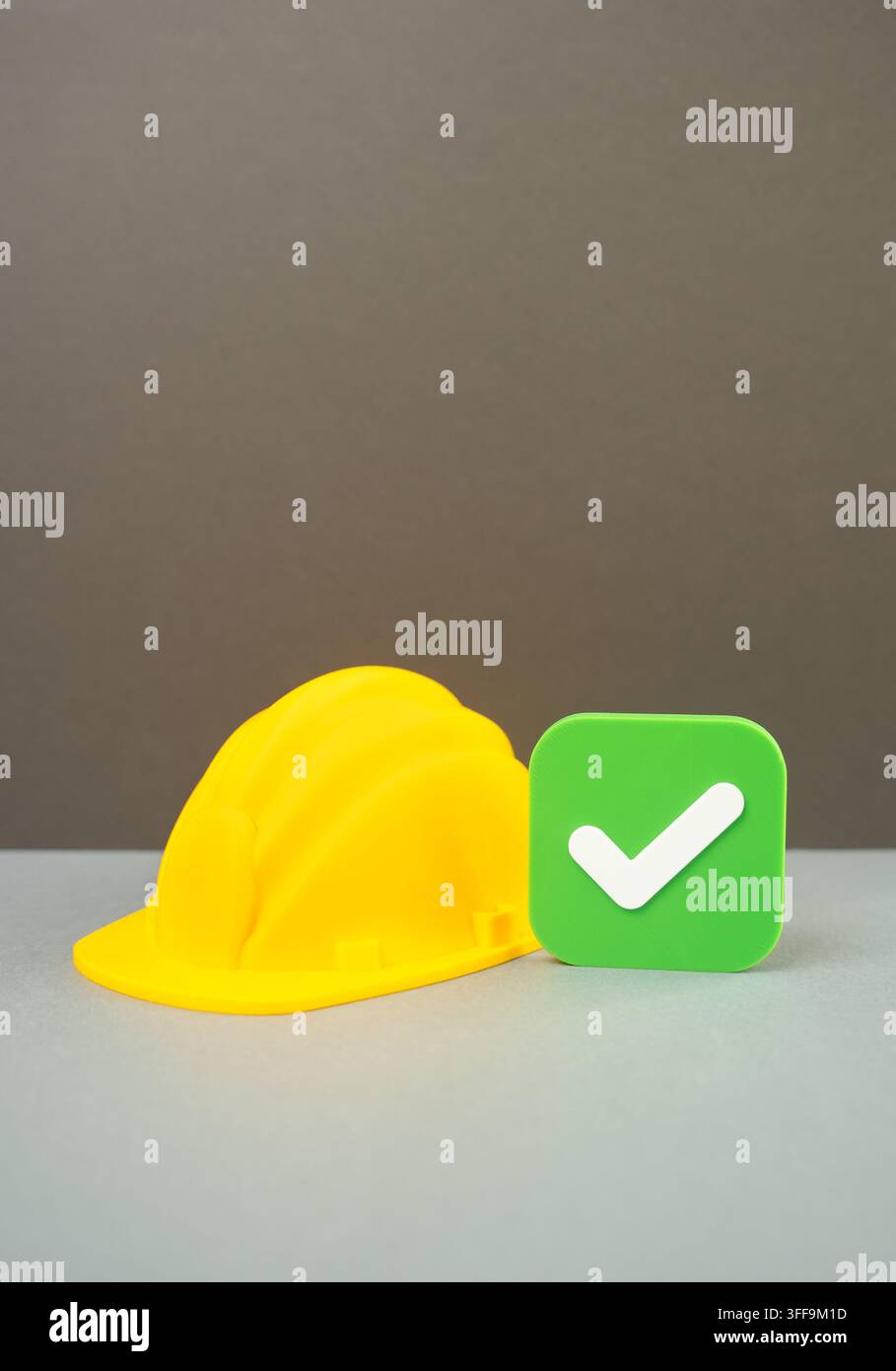 Casque de construction et coche de validation, approbation du permis de construire, concept d'autorisation de licence. Autorisation de construction, conformité réglementaire, cer Banque D'Images