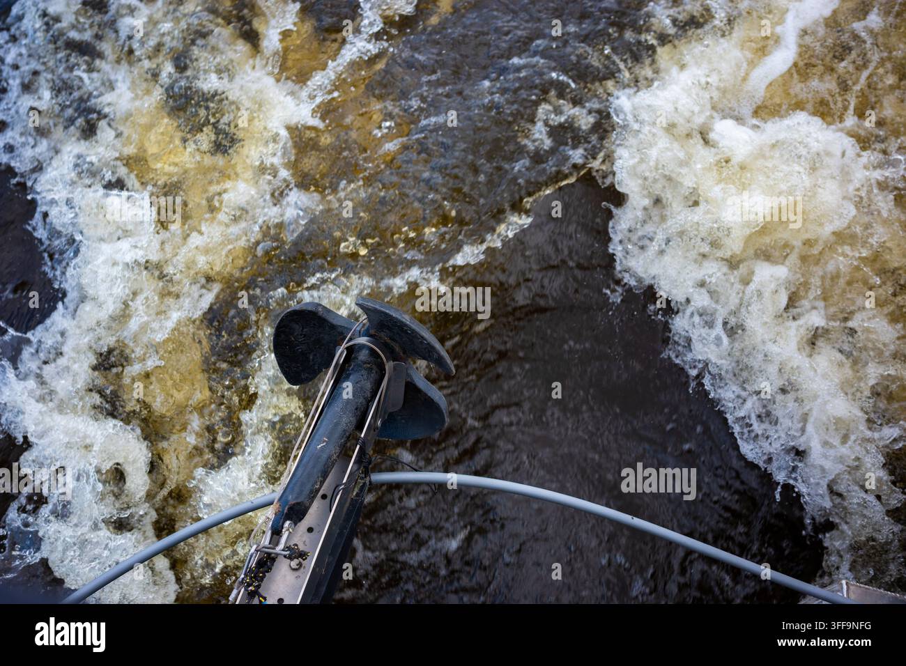 Hélice de bateau agitant l'eau de la rivière pendant le voyage, transport par voie navigable, navigation, mouvement et tourisme fluvial. Banque D'Images