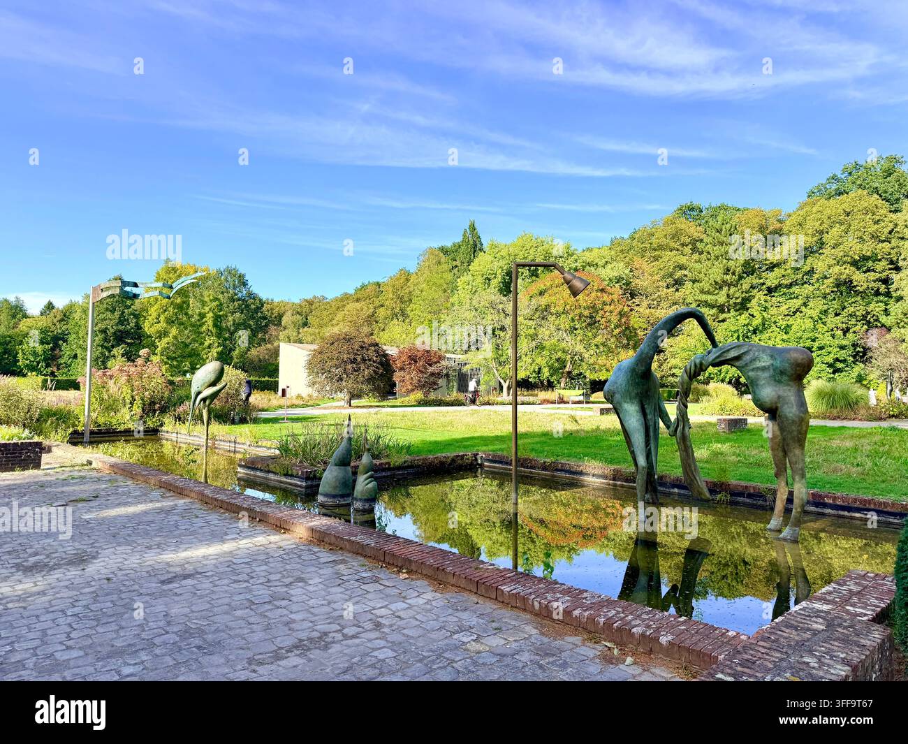 Fontaine en bronze Adrift (2023) de Camille Henrot au Middelheim Museum, Anvers, Belgique - Image de stock capturée avec un smartphone