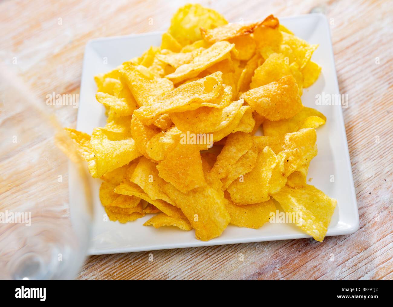 Croustilles salées croustillantes au goût naturel sur l'assiette Banque D'Images